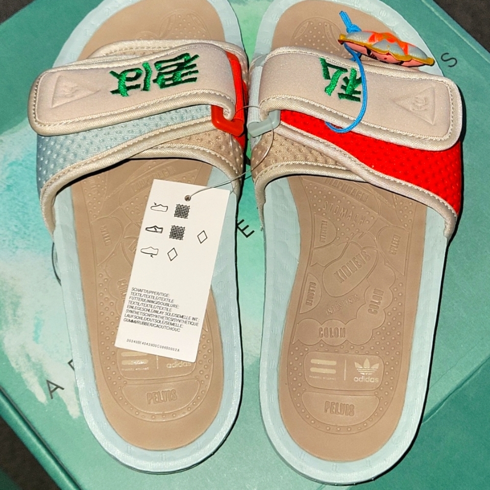 The best summer slides from adidas in size 5 at a great price! 🏖☀️🌝🌞🌊